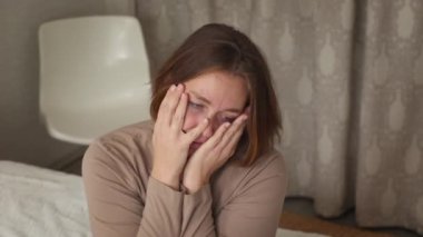 Kederden ağlayan ve çığlık atan genç bir kadının en iyi görüntüsü. Olumsuz duygular ve depresyon. Ruh sağlığı ve psikoloji kavramı.