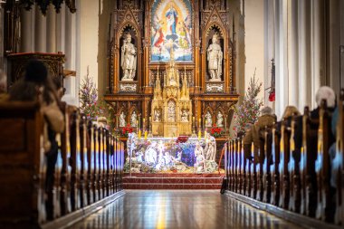 İsa 'nın doğumu sahnesiyle Noel Ayini sırasında kilise sunağı. Avrupa 'daki Katolik Ortodoks Noel tatili.