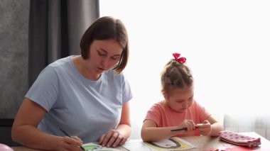 Anaokulu öğretmeni portresi ve küçük beyaz bir kız sevgililer günü için sevgililer günü süslüyor. Anaokulu çocuk eğitimi kavramı.