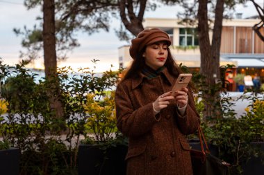 Oldukça zarif, beyaz bir iş kadınının montlu ve şapkalı bir resmi. Uzayı kopyala Modern iletişim.