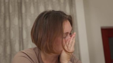 Kederden ağlayan ve çığlık atan genç bir kadının portresi. Olumsuz duygular ve depresyon. Ruh sağlığı ve psikoloji kavramı.