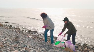 İki kadın uzak bir sahil şeridinden çöpleri temizliyor, ekolojik bir felaketi önlüyor ve vahşi hayatı kurtarıyor. Gönüllüler kirliliğe karşı savaşmak ve çevre bilincini artırmak için çalışıyorlar. Boşluğu kopyala