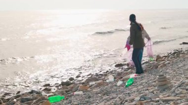 Kadın gönüllüler, uzak bir plajdaki çöpleri ekolojik bir felaketi önlemek için birlikte çalışıyorlar. İnsanlar, okyanusu ve vahşi yaşamı korumak için koruma çabasına girişirler. Geniş açı