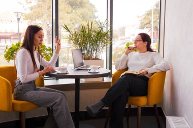 Sıradan bir toplantı sırasında kampanya planı hazırlayan parlak profesyoneller. Yenilik ve takım çalışması kavramı. Orta çekim.