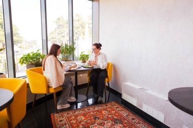 Dijital ortaklar kahve içerken kampanya zamanını değiştiriyorlar. Programlama, takım çalışması ve online promosyon kavramı. Üst görünüm.