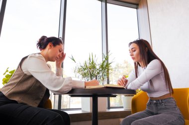 Rahat bir kafe ortamında strateji tartışması. Yenilik, ortaklık ve çevrimiçi pazarlama kavramı. Alt görünüm.