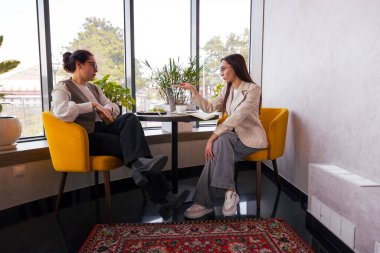 İş içeriği kahve içerken gelişir. Takım dizilişi ve uzaktan liderlik kavramı. Geniş açı.