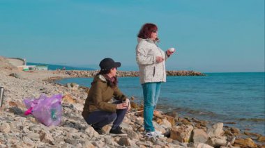  Çevre aktivistleri sahildeki çöpleri temizler, sahil şeridinin doğal güzelliğini onarır ve deniz türlerini korurlar. Gönüllüler bir fren yapıp çay içsin. Tam boy çekim