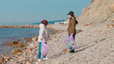 Eylemciler uzak bir plajdaki çöpleri çıkarıyorlar, bir çevre felaketini önlüyorlar ve kirlilik kontrolü hakkındaki farkındalığı artırıyorlar. Kadınlar bir fren yapar ve çay içerler. Tam boy çekim