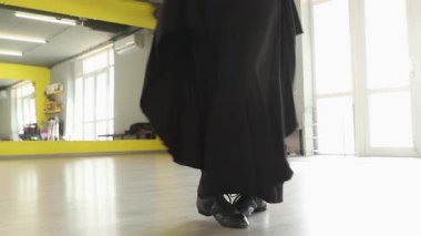 Kadınlar, parlak ışıklandırılmış spor salonunda enerjik dans egzersizlerini vücut hareketlerini benimseme motivasyonunu ve sağlıklı yaşam hedeflerini benimsemeyi severler. Ayaklarını kapat..