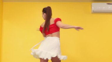 Güçlü esnek beyaz kadın kapalı spor salonunda spor yapmak için dans koreografisi yapıyor günlük fiziksel aktiviteleri ve dengeli yaşam tarzını teşvik ediyor. Tango dansı.