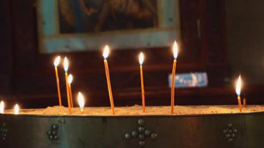 Ilık ışıkta parlayan kilise mumları. Hıristiyanlık kavramı, maneviyat, içsel güç, ve dini ayinlerde kutsal gelenek ve ibadet.