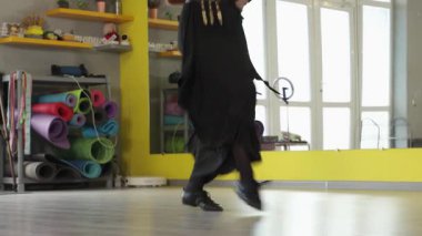 Geleneksel Gürcistan dansında neşeli bir odak ile güzel öğrenci eğitimi. Kimlik, ritim ve fiziksel ifade kavramı. Ayaklarını kapat..