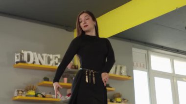 Kendine güvenen genç bayan, Kartuli 'yi duygusal güç ve duruş ile prova ediyor. Spor anlayışı, gelenek ve ulusal sanat hareketi. Alt görünüm.