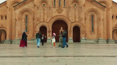 Gürcistan 'daki Tsminda Sameba Katedrali' nin ikonik haçı ve kubbesi, parlak güneş ışığı altında yakalanarak din, Ortodoks inancı, ruhani güç ve ilahi varlığı çağrıştırıyor. Jib çekimi.