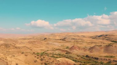 Gürcistan bozkırlarının engebeli arazisi, derin kil vadileri ve parlak gün ışığında dramatik yamaçlar, vahşi doğa, jeoloji ve macera tasvirleri için mükemmel. Çekim.