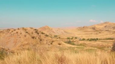 Gürcistan 'da çöl tepeleri ve kayalık arazinin geniş manzarası sıcak kırmızı ve turuncu tonlarıyla, yalnızlık, keşif ve eko-turizm kavramları için idealdir. Çekim.