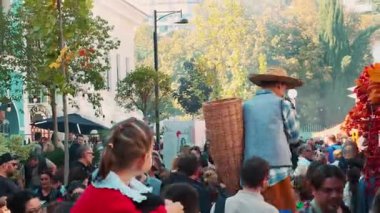 20.10.2024, Tiflis, Georgia. Şehir festivali ve şehir günü kutlamalarındaki kalabalık. Halkı eğlendiren durgun aktörler. El kamerası atışı..