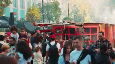 20.10.2024, Tiflis, Georgia. Şehir festivali ve şehir günü kutlamalarındaki kalabalık. Çekim.