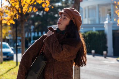 Şehir sakinliği ve sonbahar havası, düşünce ve içgözlem dolu ıssız bir yürüyüşe karışıyor.