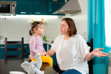 Anne ve kızı, bilişsel oyuncak oyunlarının tadını çıkarıyorlar. Bağ kurma, anaokulu geliştirme ve neşeli öğrenme kavramı. Orta çekim.