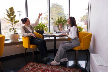 İki girişimci gelecekteki içerik yönüne bakıyor. Dijital planlama ve markalaşma hedefleri kavramı. Geniş açı.