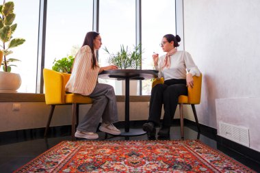 Meslektaşlar kampanya görselleri hakkında görüşlerini paylaşıyorlar. Takım dizilişi ve markalaşma mükemmelliği kavramı. Alt manzara, geniş açı..