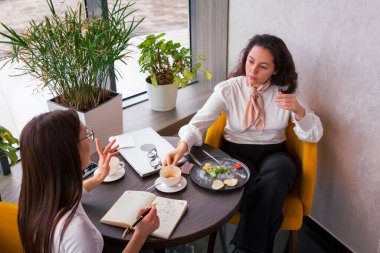 Kafe oturumu içerik uyumu ve hedef kitlesi üzerine kuruludur. Stratejik düşünme ve markalaşma kavramı. Üst görünüm.