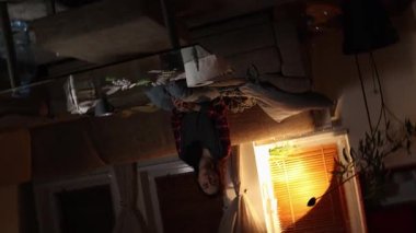 Psikoloji problemi ve baş dönmesi. Depresyondaki genç beyaz kadın başını yastığa koyuyor. Çarpık bir atış. Obsesif kompulsif bozukluk ve depresyon..