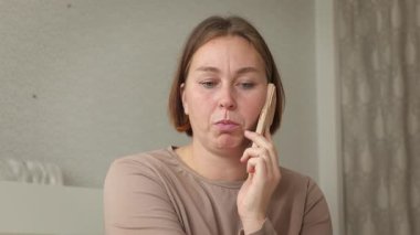 Kafkasyalı genç bir kadının portresi akıllı telefonda ciddi ciddi konuşuyor. Psikoloji ve akıl sağlığı kavramı.