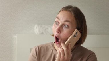 Beyaz kadın portresi. Akıllı telefondan komik bir şekilde konuşuyor. Psikoloji ve akıl sağlığı kavramı.