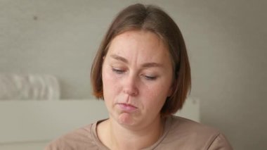 Kafkasyalı yetişkin bir kadının telefonda konuştuğu portre. İletişim konsepti.