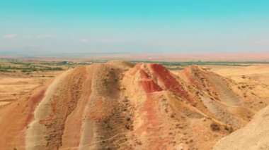 19.10.2024, Tiflis, Gürcistan bakır çöl platosunun etkileyici manzarası ve Gürcistan 'ın vahşi doğasında yumuşak kil katlanır. Bir grup turist tepe turlarına çıkıyor. Çekim.