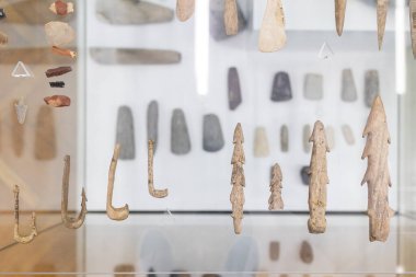 Kemik balıkçılığı kancaları, ok başları ve taş aletler de dahil olmak üzere antik eserlerin sergilendiği müze. Sergide tarih öncesi zanaatkarlık ve erken insan teknolojisi vurgulanıyor.