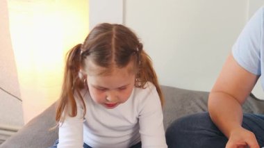 Anaokulu aktivitelerinde çalışan bir çocuk ve ebeveyn için el işi zamanı. Parlak bir öğrenme ortamında kağıt oyuncakları bir araya getirmek. Orta çekim