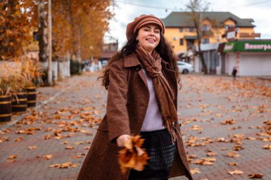 Güzel bir kadın haftasonu gezintisinden zevk alır. Klasik moda giyer ve temiz havanın, sessizliğin ve huzurlu ortamının tadını çıkarır.