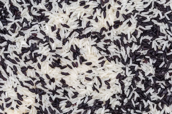 Uzun Tahıllı Siyah Beyaz Pirinç Yığınının Yüzeyi Üst Görünüm — Stok fotoğraf