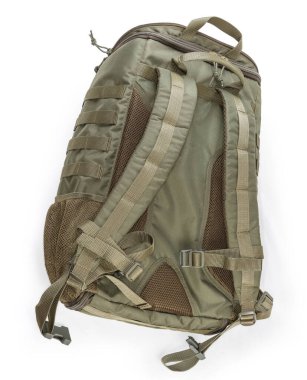 Yeşil-kahverengi koruyucu renkte tekstil askeri taktik sırt çantası, beyaz arka planda omuz bandı tarafından görüş.