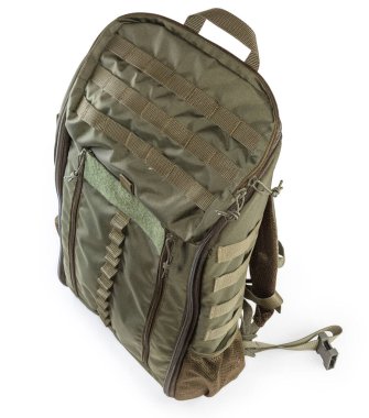 Beyaz arka planda yeşil-kahverengi renkli tekstil askeri taktik sırt çantası.