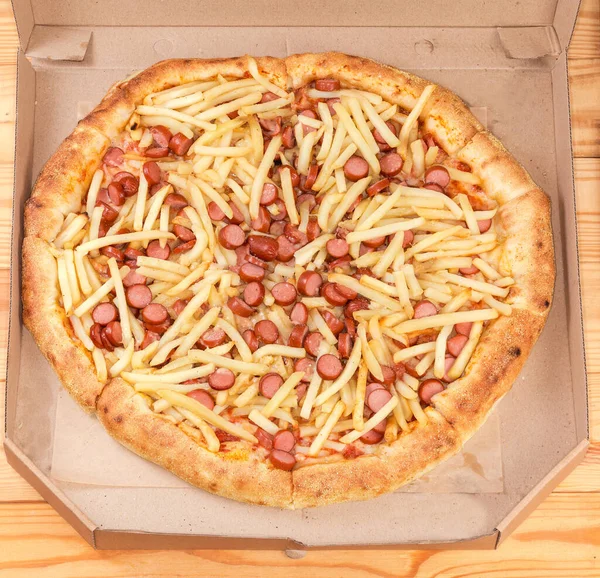 Kokt Pizza Med Pommes Frites Och Skivad Varmkorv Den Öppna — Stockfoto