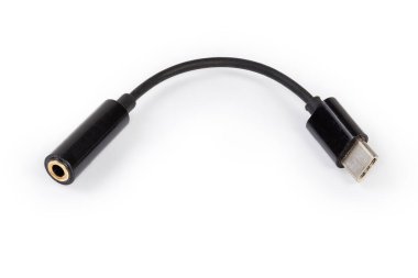 Fişi USB-C olan siyah kablo adaptörü ve beyaz arkaplanda kenarlarında analog ses mini stereo soketi