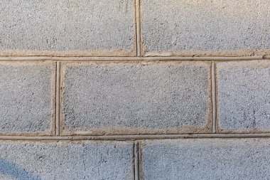 Duvarın bir parçası beton duvarlardan yapılmış. Dekoratif dikişli, arka planda.