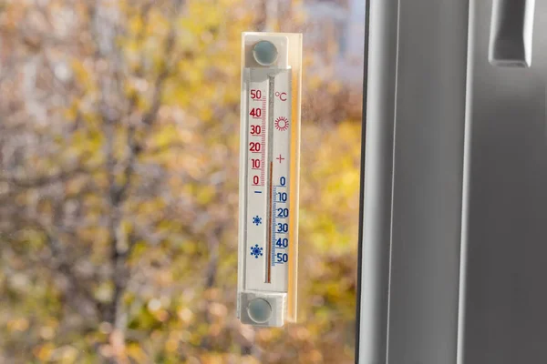Außen Alkoholthermometer Mit Celsius Maßstab Fenster Angebracht Innen Raumsicht Auf — Stockfoto