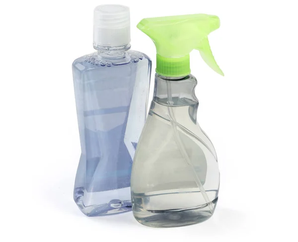白い背景に無色の液体洗浄剤と家庭用プラスチック透明ボトルとスプレーボトル — ストック写真