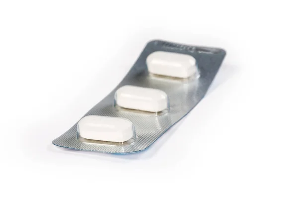 Balení Malých Blistrů Třemi Bílými Pilulkami Farmaceutického Přípravku Detailní Záběr — Stock fotografie