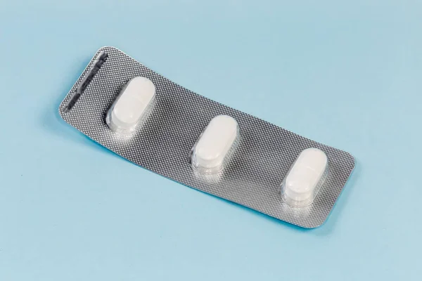 Небольшой Пузырь Пакет Тремя Белыми Таблетками Фармацевтического Продукта Голубой Поверхности — стоковое фото