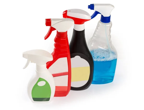 白い背景に異なる液体洗浄剤と洗剤といくつかの家庭用多色プラスチックスプレーボトル — ストック写真