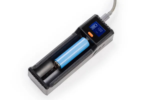不同类型充电电池的智能充电器 在白底充电时采用插入式充电器 — 图库照片