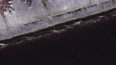 Su deposunda dalgalı beton setin havadan görüntüsü