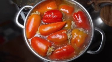 Hazırlık sırasında açık sosa doldurulmuş dolma dolma dolma dolma biber.